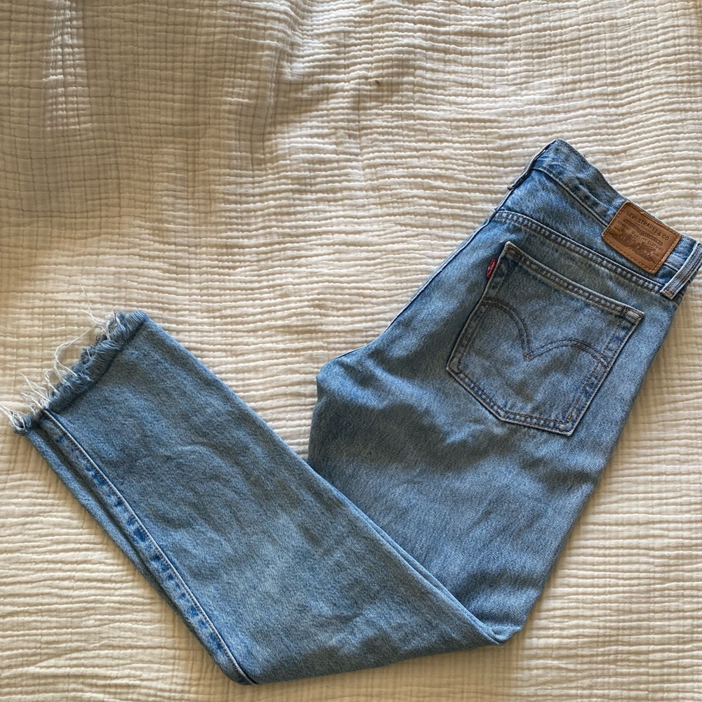 Levi’s Wedgie Straight Leg Frayed Hem women’s size 28